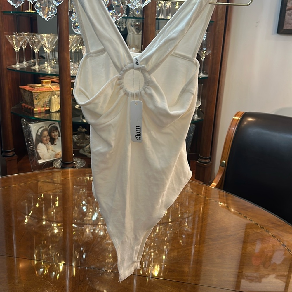 such a gorgeous chic piece made by glam!
It’s all white and very sexy look !!!